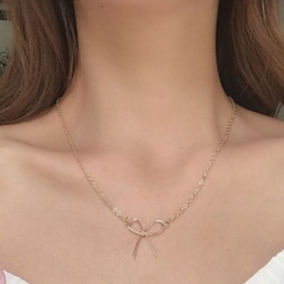 Dainty bow necklace - Picture 3 of 3